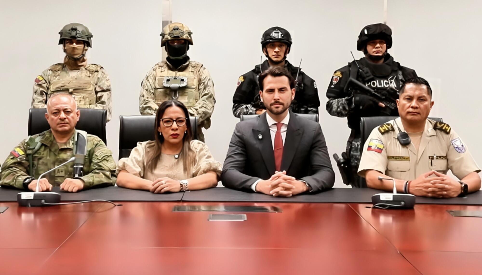 La ministra de Gobierno, Zaida Rovira, y el presidente de la Asamblea Nacional, Niels Olsen, escoltados por el “Bloque de Seguridad”. / Ministerio de Gobierno de Ecuador